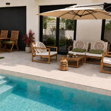 Hero's Olive Garden Retreat Apartment