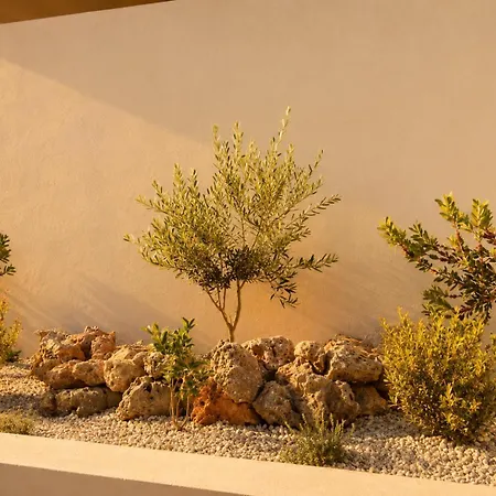 Apartment Hero's Olive Garden Retreat *